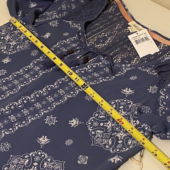 Taylor & Sage Women’s Top Size S Long Sleeves Tie Front Blue/White Lace Back - Picture 10 of 11